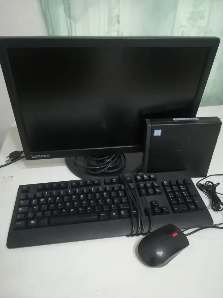 Lenovo ThinkCentre (Usadas) M710q Tiny Core i5 de 6ta generación  8GB RAM DDR4 SODIMM 500GB HDD Disco duro, Monitor 19.5", Teclado y Mouse Logitech.